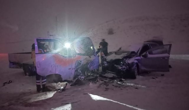 Bingöl Karlıova ilçesinde kamyonet ile otomobil çarpıştı: 1 ölü, 6 yaralı