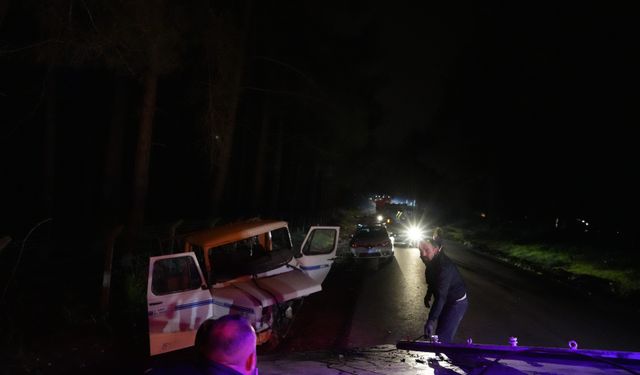 Antalya Aksu ilçesi otomobil ile kamyonet çarpıştı: 1 ölü, 2 yaralı