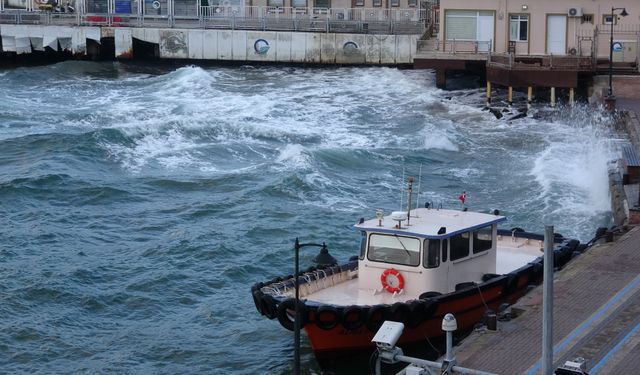 Fırtına nedeniyle Bozcaada ve Gökçeada'ya feribot seferleri iptal edildi