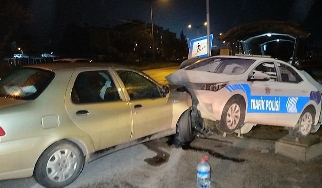 Bursa Orhangazi ilçesinde otomobil yol kenarındaki polis otosu maketine çarptı