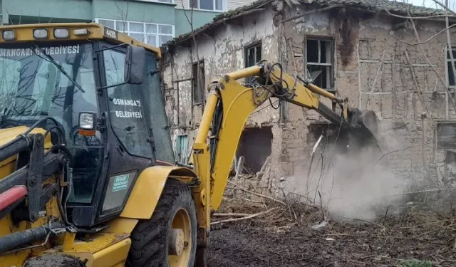 Osmangazi Belediyesi metruk binaları yıkmaya devam ediyor