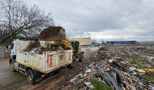 Bursa Osmangazi’de 20 kamyon çöp ve moloz toplandı
