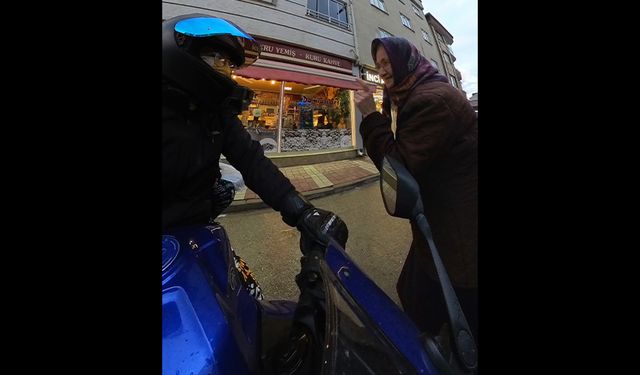 Bursa İnegöl ilçesinde yaşlı kadınla motosikletli gençlerin diyaloğu yürekleri ısıttı