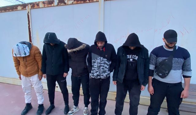 İzmir'de jandarmadan göçmen kaçakçılığı operasyonu! 9 şahıs yakalandı