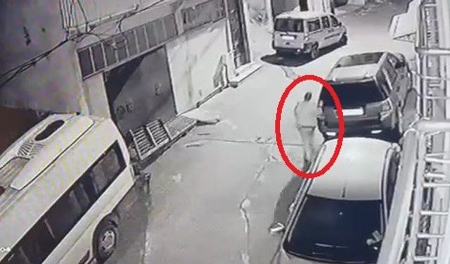 Bursa’da bir şahıs sokaktaki otomobilleri çizdi!