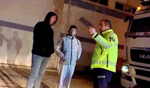 Bursa İnegöl ilçesinde polisi görünce tırı bırakıp kaçan sürücü, taksiyle geri dönünce yakalandı