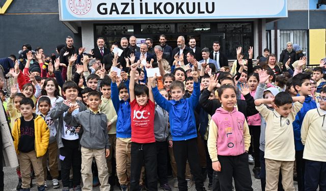 Başkan Alinur Aktaş ders başı yapan öğrencileri ziyaret etti