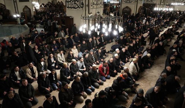 Bursa'da Miraç Kandili'nde Ulu Camii doldu taştı