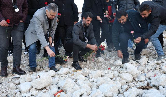 Hatayspor futbolcuları ve teknik ekip, Rönesans Rezidans enkazına karanfil bıraktı