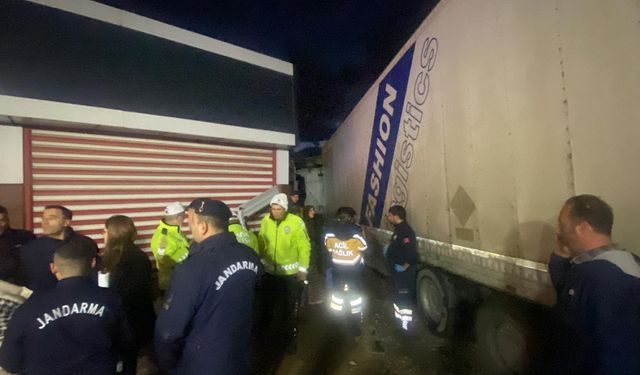 İzmir Torbalı ilçesinde tır ile servis minibüsü çarpıştı: 3 ölü, 11 yaralı