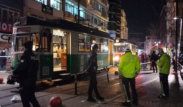 Kadıköy'de torununu kurtarmak isterken tramvayın altında kalan yaşlı kadın öldü