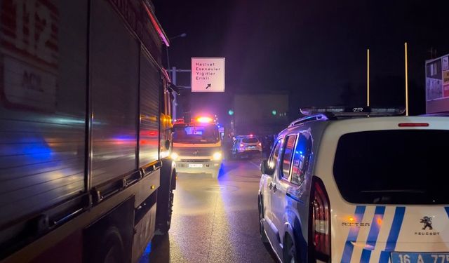 Bursa'da alkollü sürücü yol ayrımındaki direğe çarptı