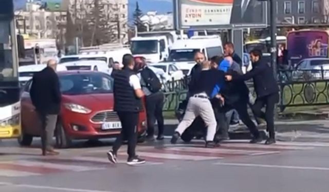 Bursa’da sürücüler ışıklarda durunca kavga etmeye başladı