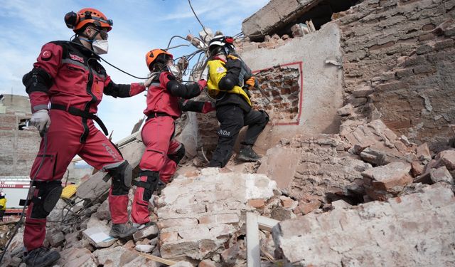 Bursa'da Yıldırım Belediyesi ve arama kurtarma ekiplerinden deprem tatbikatı