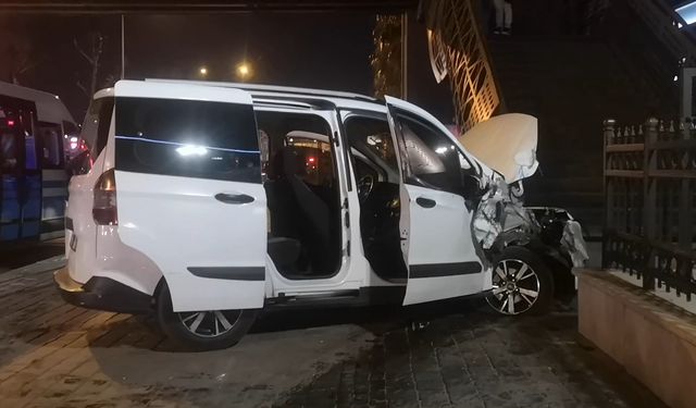Bursa'da ehliyetsiz sürücü üst geçidin direğine çarptı