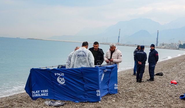Antalya’da Konyaaltı sahilinde deniz üzerinde yarı çıplak ceset bulundu