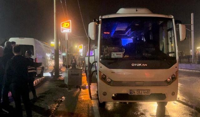 Bursa'da turistleri taşıyan tur otobüsü aydınlatma direğine çarptı: 10 yaralı