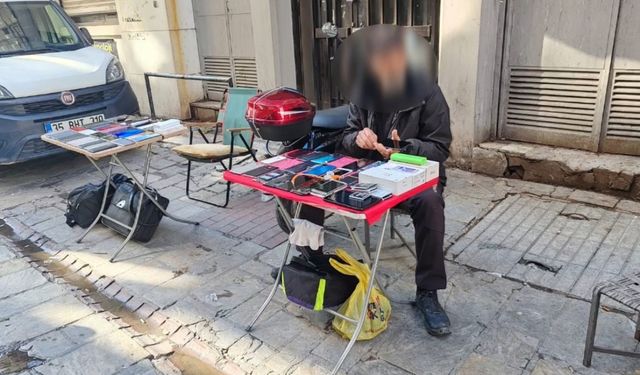 İzmir'de polis kılık değiştirdi, telefon hırsızını suçüstü yakaladı