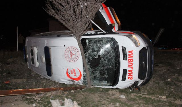 Karaman’da vakaya giden ambulans ile otomobil çarpıştı! 5 yaralı