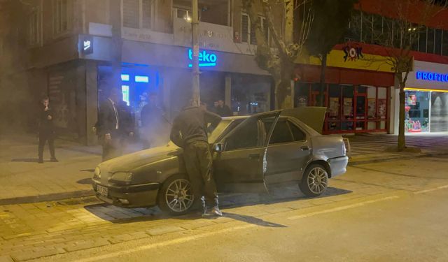 Bursa'da bir anda alev alan aracı polis söndürdü