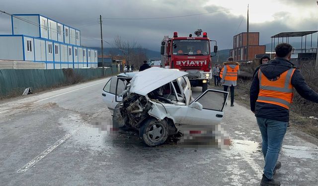 Bolu'da forklifte çarpan otomobil kağıt gibi ezildi: 4 yaralı