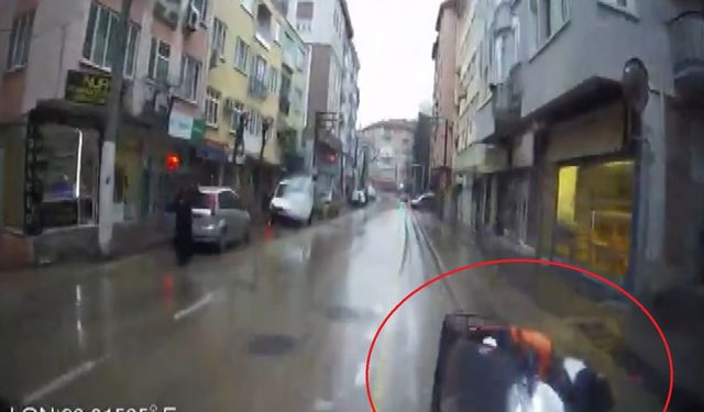 Bursa’da yağmurda kayan ve caddeye fırlayan sürücüsüz motosiklete otobüs çarptı