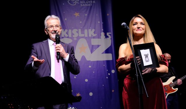 Bursa Nilüfer Belediyesi’nin düzenlediği Caz Konserleri’nin açılışını Jülide Özçelik yaptı