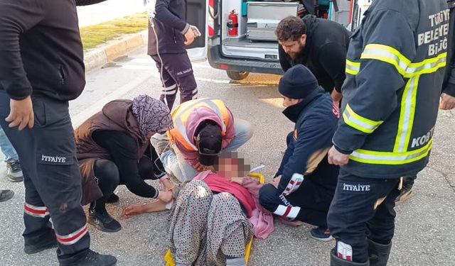 Afyonkarahisar Sandıklı ilçesinde işçi servisi ile tır çarpıştı: 14 yaralı