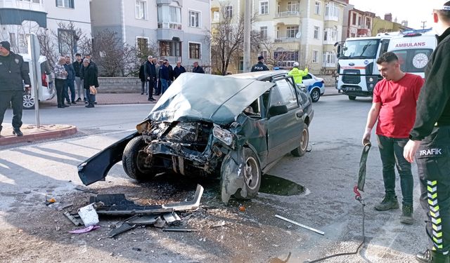 Konya’da kırmızı ışıkta bekleyen minibüse otomobil çarptı: 1 ölü, 2 yaralı