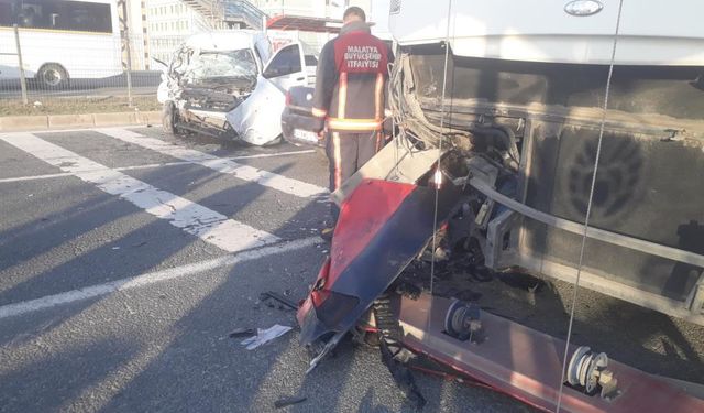 Malatya’da otomobil trambüse çarptı: 1 ölü, 2 yaralı