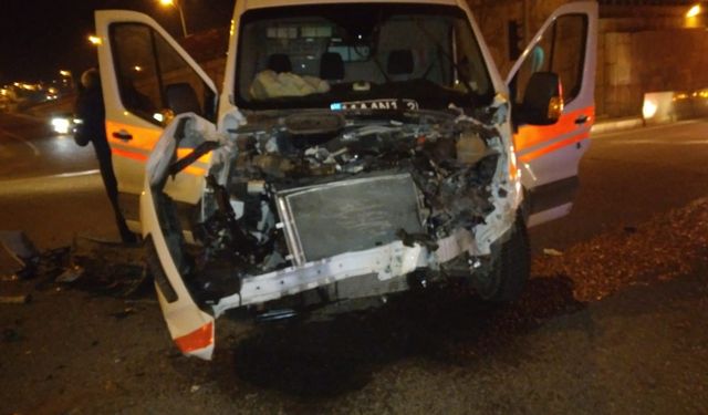 Bilecik Bozüyük ilçesinde ambulans ile işçi servisi çarpıştı: 8 yaralı