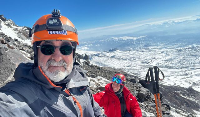Tüm ekip geri döndü, Bursalı ve Ankaralı 2 dağcı Ağrı Dağı'nın zirvesine ulaştı