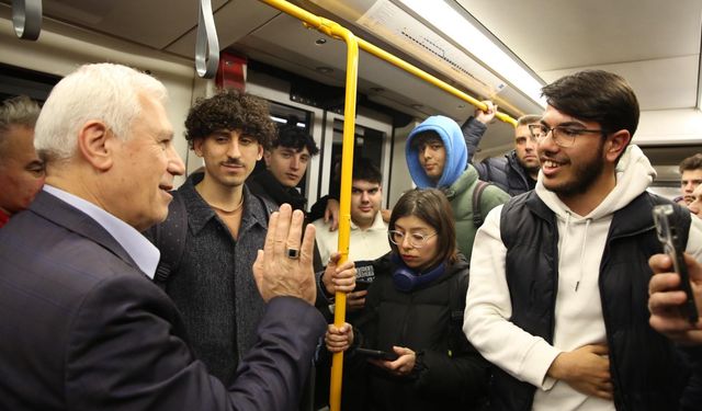 Bursa Belediye Başkan adayı Mustafa Bozbey, metroda gençlerle sohbet etti