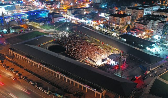 Bursa Osmangazi'de meydanın açılışı öncesinde Sefo konseri yapıldı