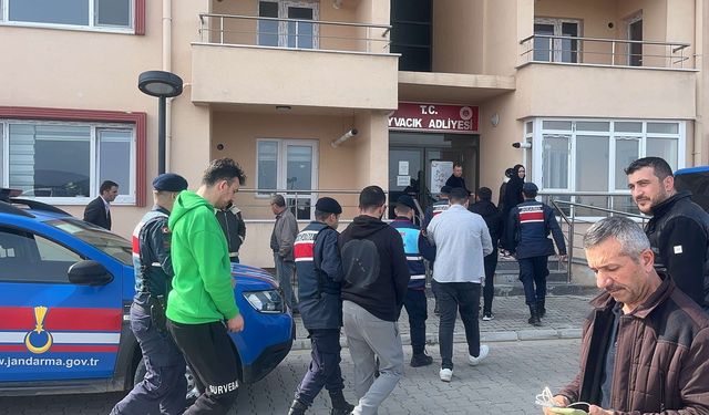 Çanakkale Ayvacık ilçesinde 27 kaçak göçmen yakalandı, 4 organizatör tutuklandı
