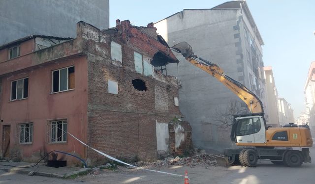 Bursa’nın Osmangazi ilçesinde 3 katlı metruk bina yıkıldı