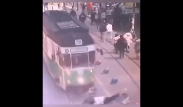 Kadıköy’de torununu kurtarmak isterken tramvayın altında kalarak hayatını kaybetti! İşte olay anı...