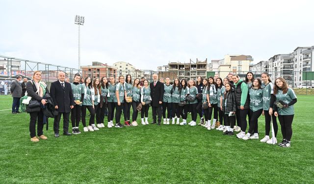Bursa Büyükşehir'in Nilüfer'e kazandırdığı futbol sahası hizmete açıldı