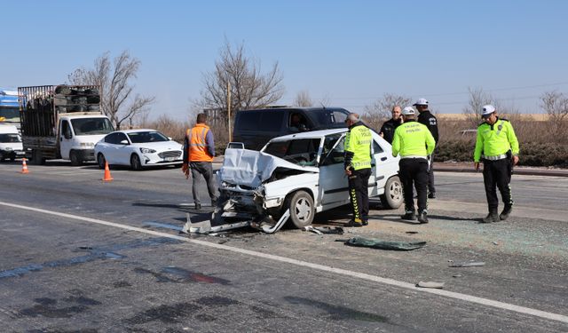 Konya’da kırmızı ışıkta bekleyen araca çarpan otomobilin sürücüsü ve eşi öldü
