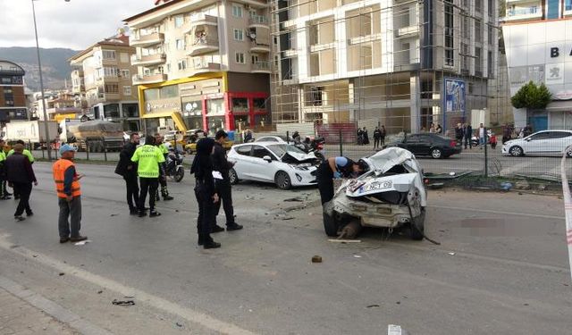 Antalya Alanya ilçesinde bariyerleri kıran otomobil iki araca çarptı: 2 ölü, 4 yaralı