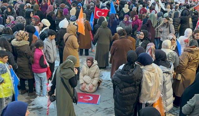 Cumhurbaşkanı Erdoğan konuşurken miting alanında Türk bayrağını önüne bırakıp namaz kıldı