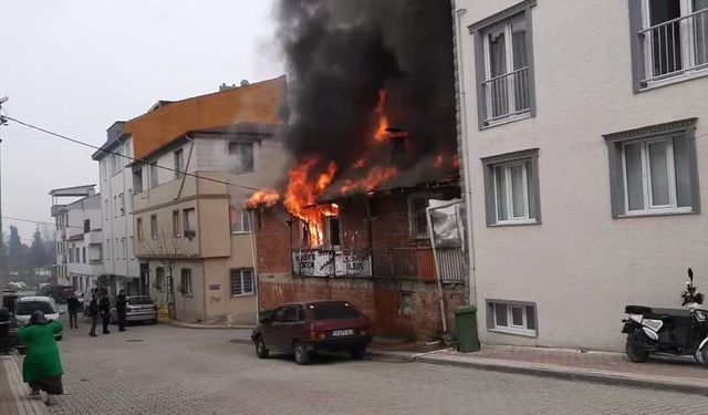 Bursa İnegöl ilçesinde 2 katlı binada yangın çıktı! 2 yaralı
