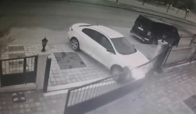 Bursa’da otomobil sürücüsü sitenin girişindeki kapıya çarptı ve kaçtı