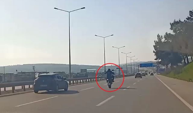 Bursa'da motosiklet sürücüsünün tehlikeli hareketleri kameraya yansıdı