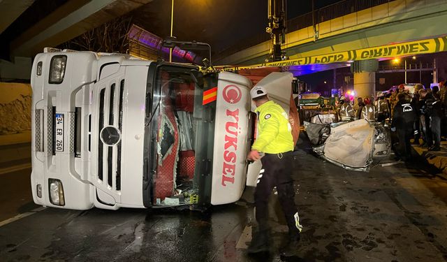 Bakırköy’de köprüye çarpan tır otomobilin üzerine devrildi: 4 ölü