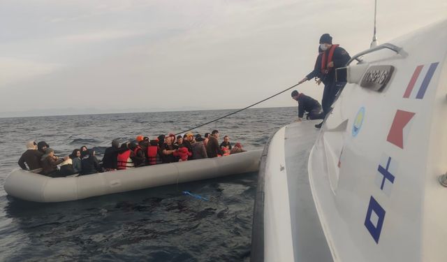 Çanakkale Bozcaada açıklarında 26’sı çocuk, 42 kaçak göçmen kurtarıldı