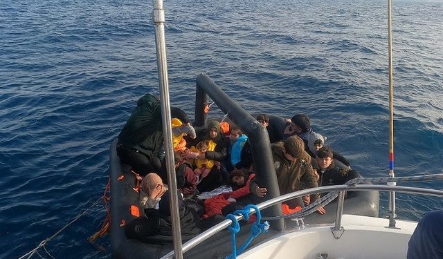 Balıkesir Ayvalık açıklarında 27’si çocuk 40 düzensiz göçmen kurtarıldı