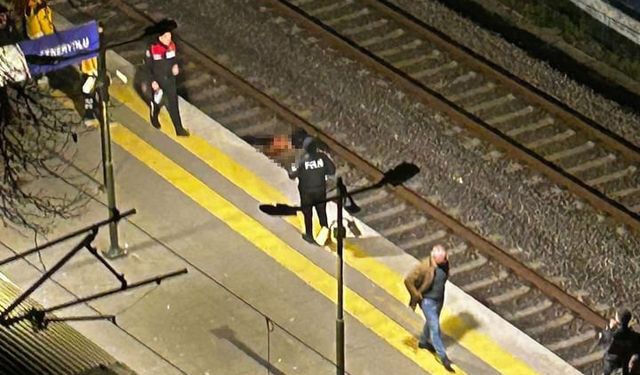 Kadıköy Feneryolu Marmaray istasyonunda bir kişi raylara atlayarak intihar etti