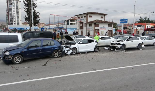 Malatya’da zincirleme kazada can pazarı: 1’i ağır 5 yaralı