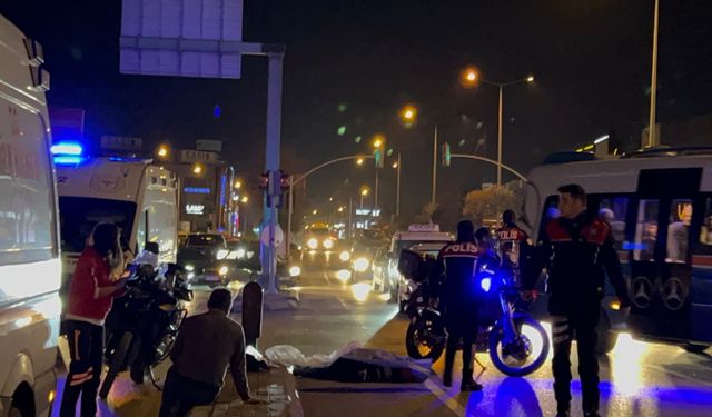 İzmir Karabağlar ilçesinde yaşlı çifte otomobil çarptı: 1 ölü, 1 yaralı
